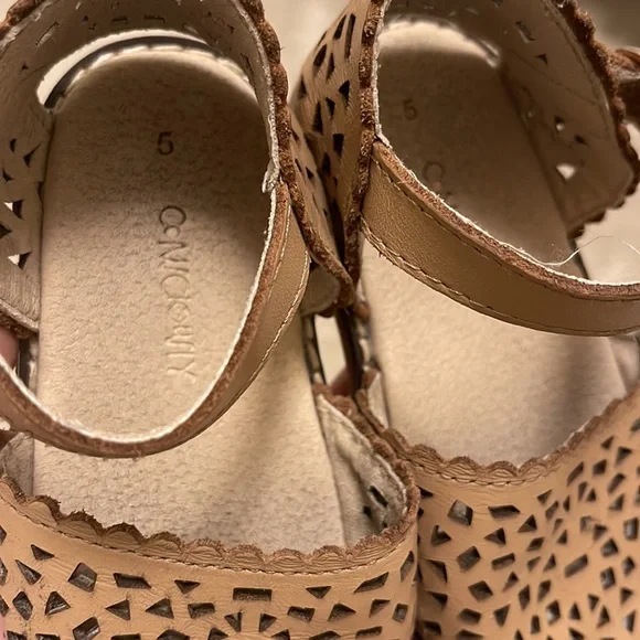 Toddler size 5 sandals - Picture 3 of 4